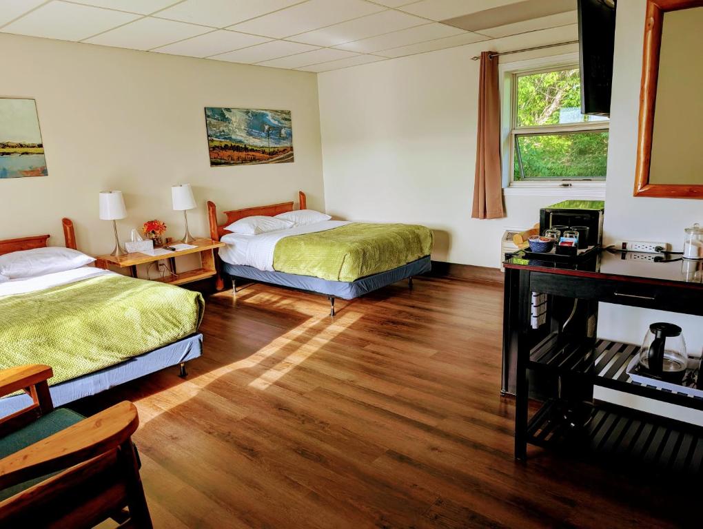Rúm í herbergi á Wayside Motel Manitoulin