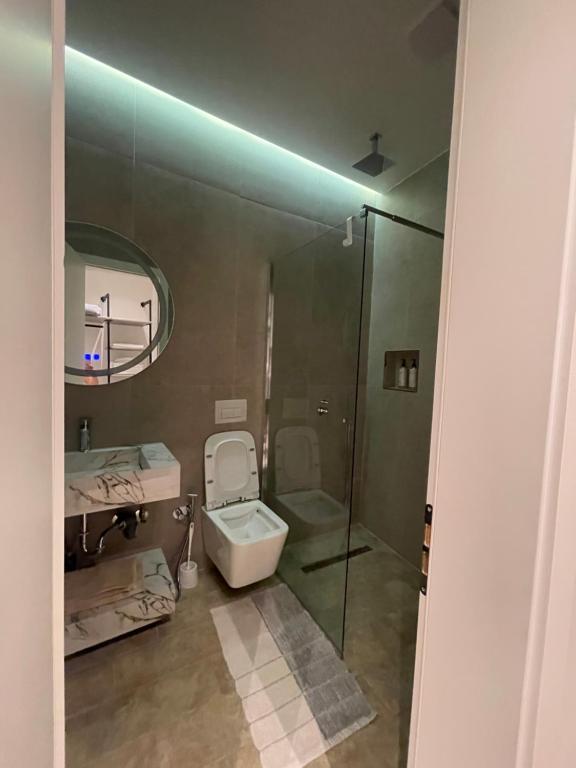 A bathroom at The cosy inn vlora
