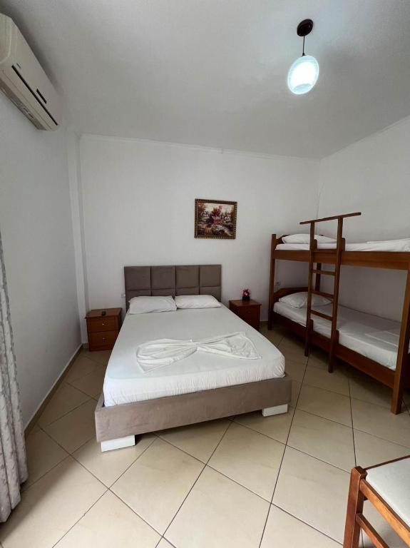 Postel nebo postele na pokoji v ubytování Hotel Rixhi