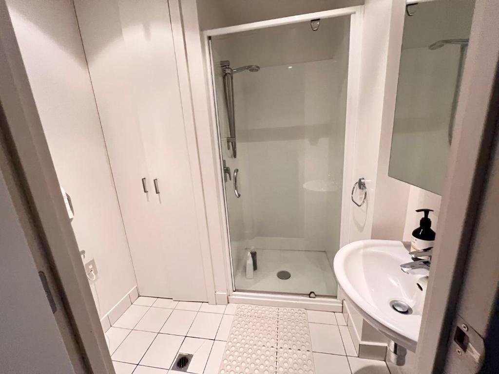 Arthur 2 bedroom 1 living room balcony view wifi gym swiming pool and easy parking1214 - Resim 16