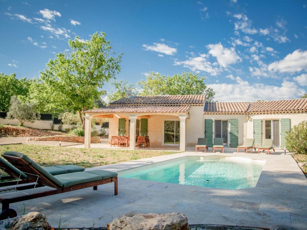 une maison avec une piscine et une maison dans l'établissement La Noura, à Trans-en-Provence