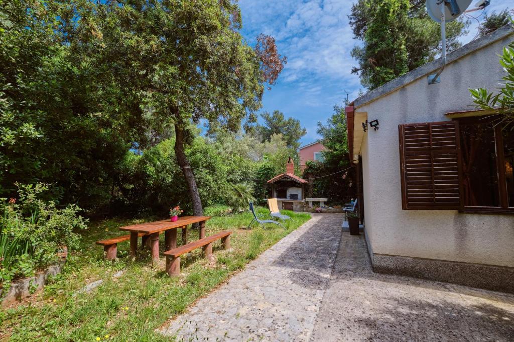 Vonkajšia záhrada v ubytovaní Seaside holiday house Artatore, Losinj - 8005