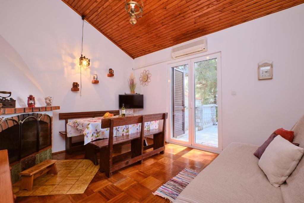 Televízia a/alebo spoločenská miestnosť v ubytovaní Seaside holiday house Artatore, Losinj - 8005