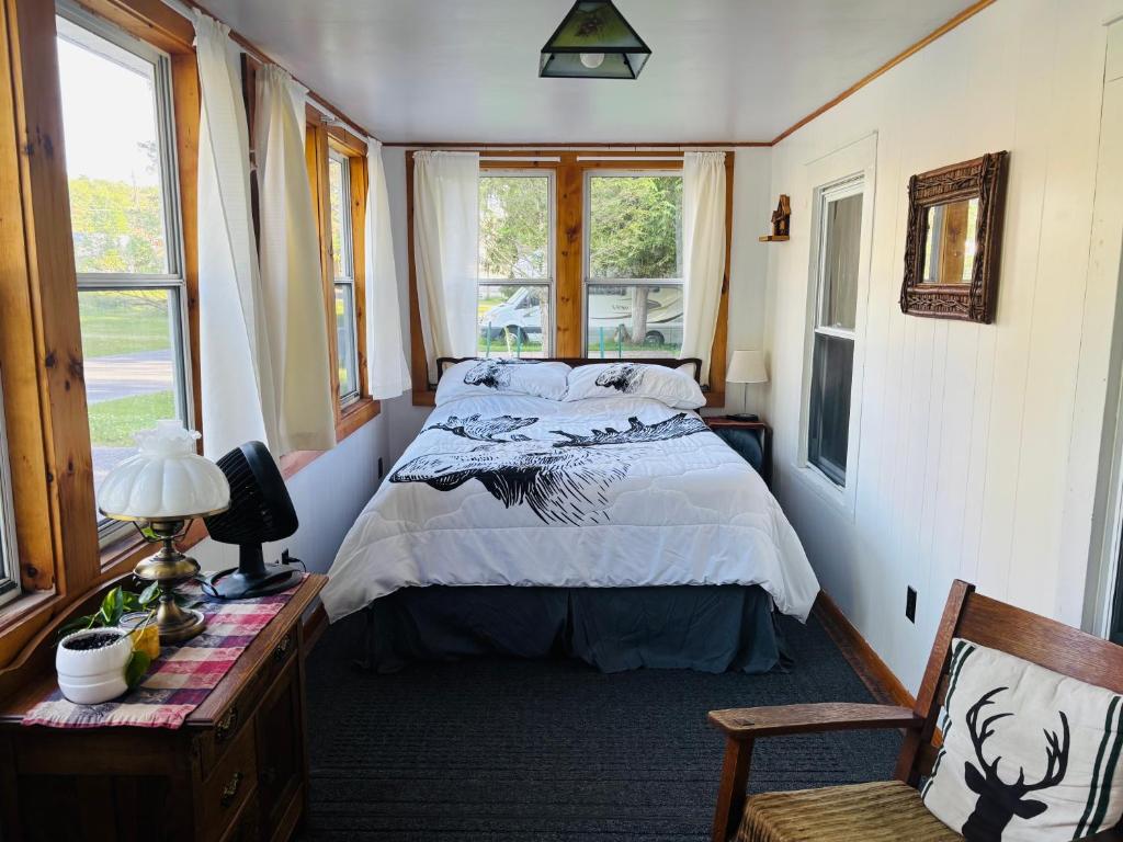 Postel nebo postele na pokoji v ubytování Moose Riverside Bungalow 3BR Home Old Forge NY