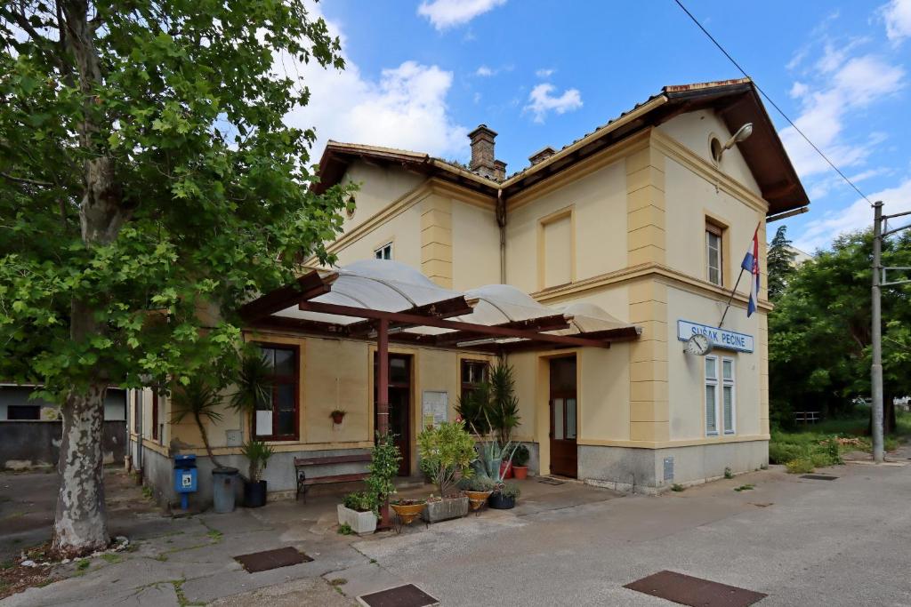 Apartments with parking space Rijeka - 24396