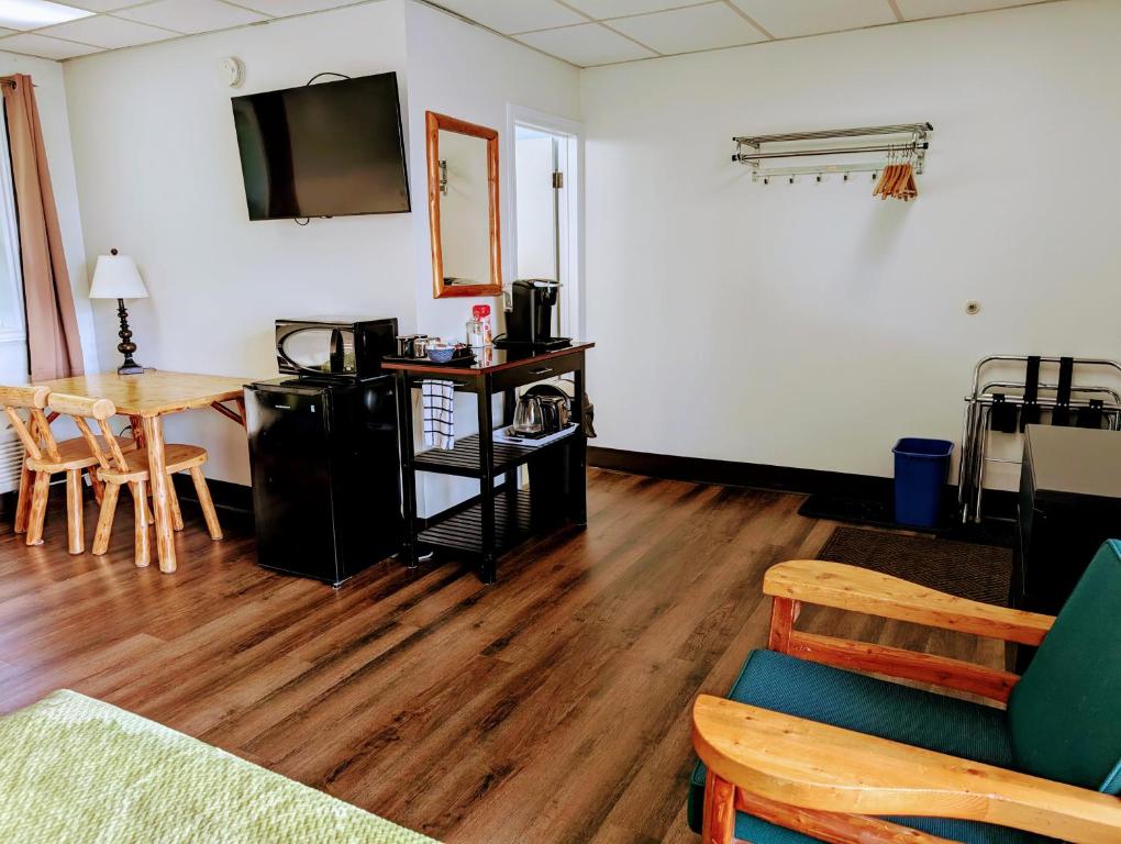 Eldhús eða eldhúskrókur á Wayside Motel Manitoulin