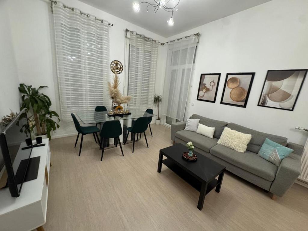 a living room with a couch and a table at Appartement chaleureux de 2 chambres in Courcouronnes