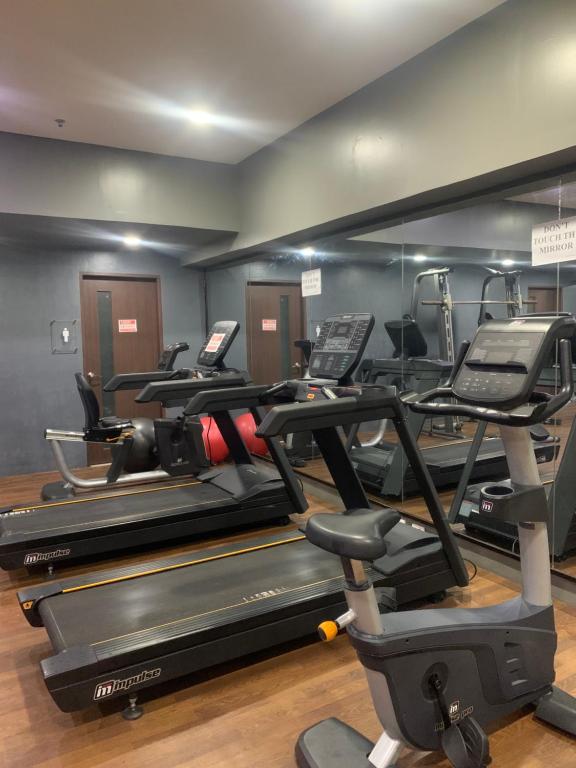 Fitness centrum a/nebo fitness zařízení v ubytování Suite Escapes Brenthill Baguio
