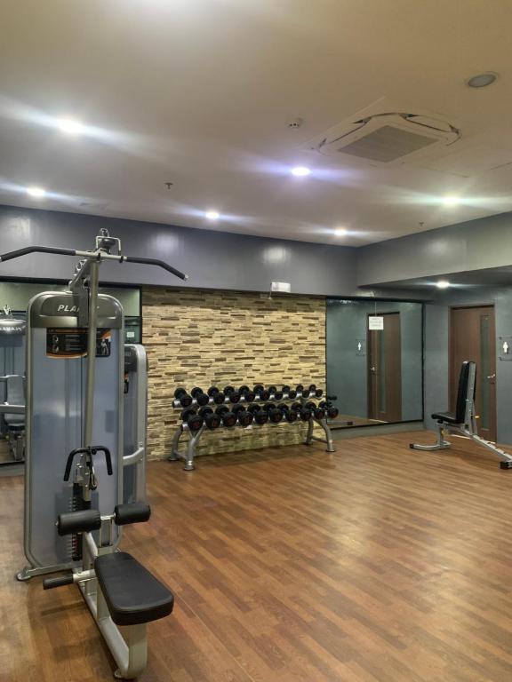 Fitness centrum a/nebo fitness zařízení v ubytování Suite Escapes Brenthill Baguio