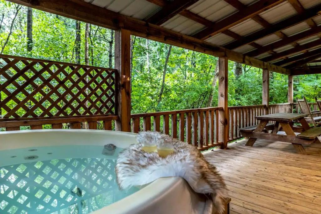 Vườn quanh Secluded Retreat with Hot Tub, Arcade Fun