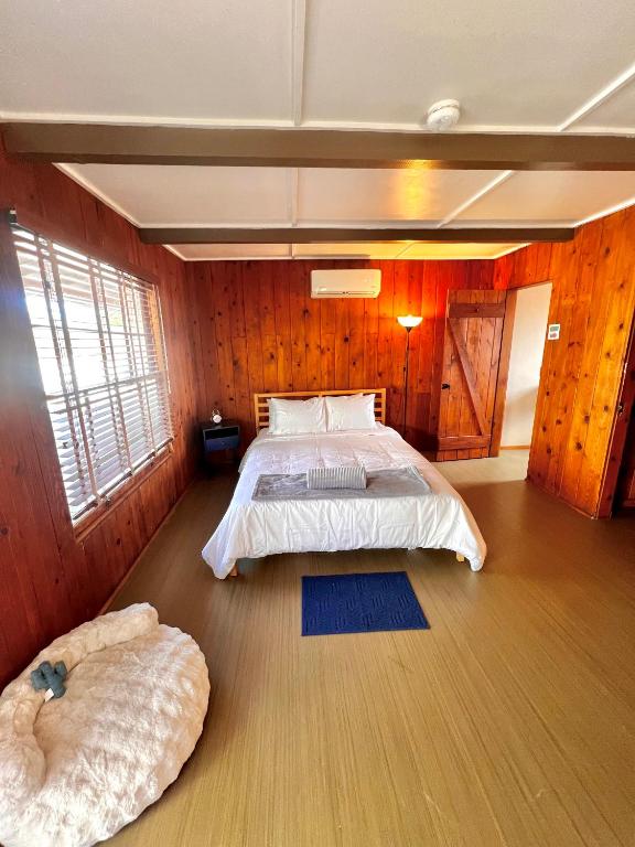 Postel nebo postele na pokoji v ubytování Joshua Tree Ranch House Motel - Downtown - Room #3
