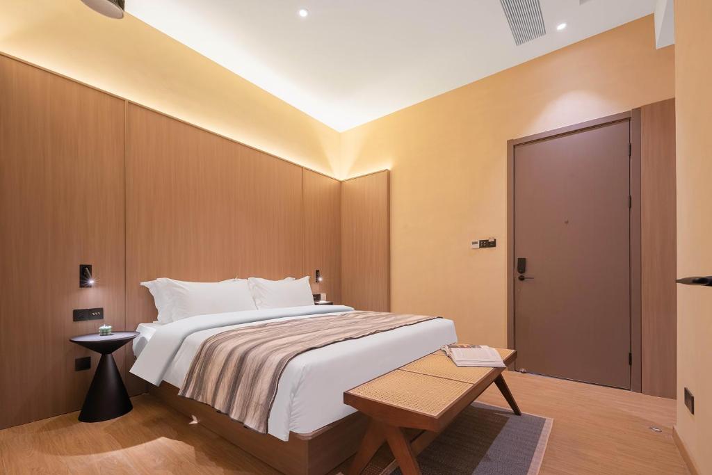 Postel nebo postele na pokoji v ubytování Mudita Hotel