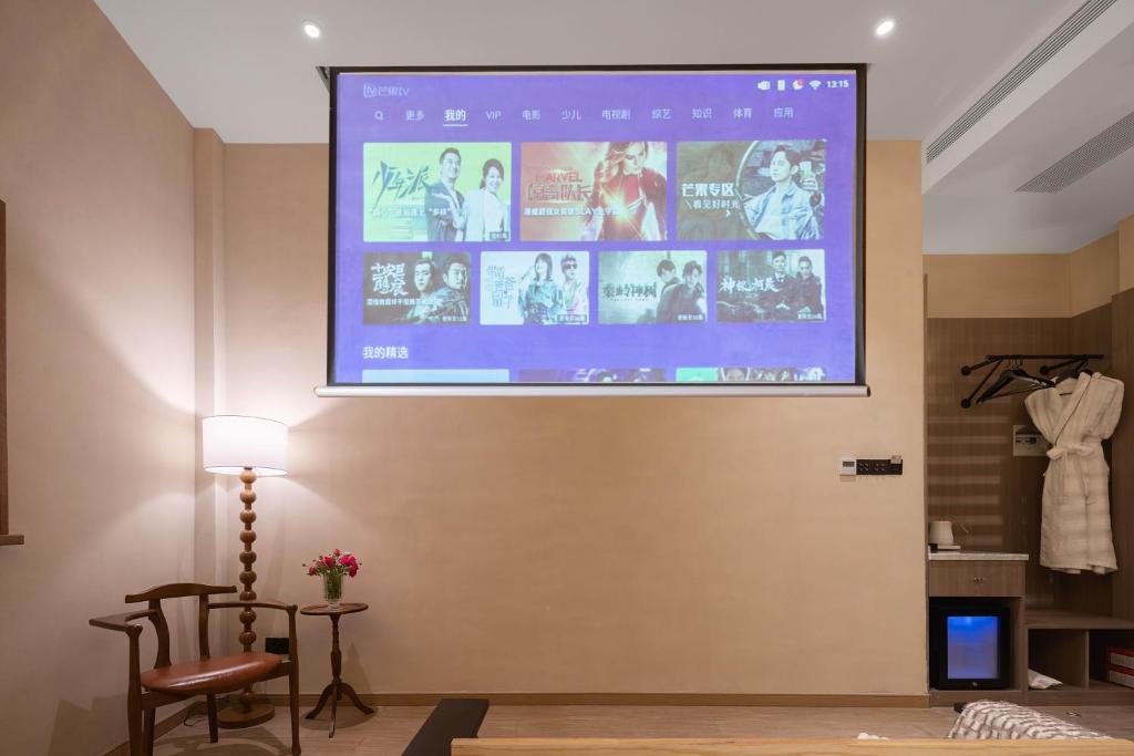 TV a/nebo společenská místnost v ubytování Mudita Hotel