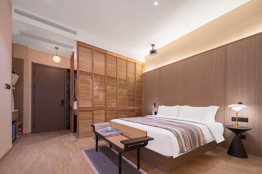 Postel nebo postele na pokoji v ubytování Mudita Hotel