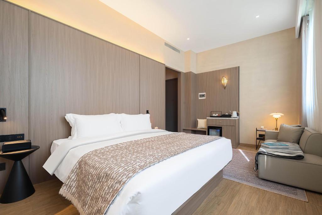 Postel nebo postele na pokoji v ubytování Mudita Hotel