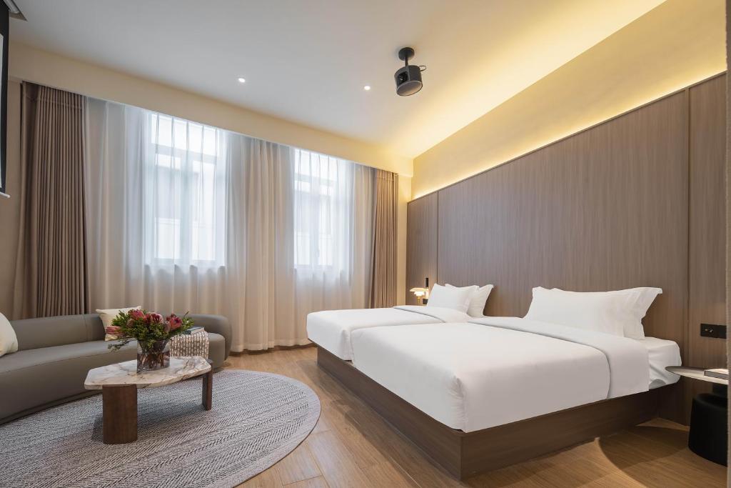 Postel nebo postele na pokoji v ubytování Mudita Hotel
