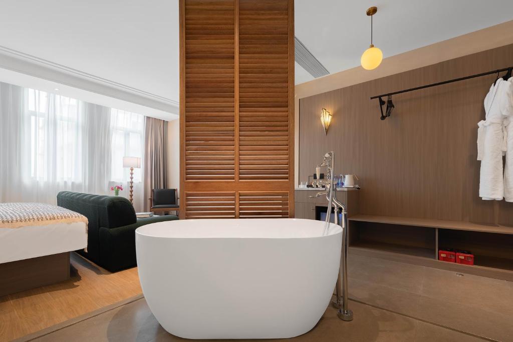 Postel nebo postele na pokoji v ubytování Mudita Hotel