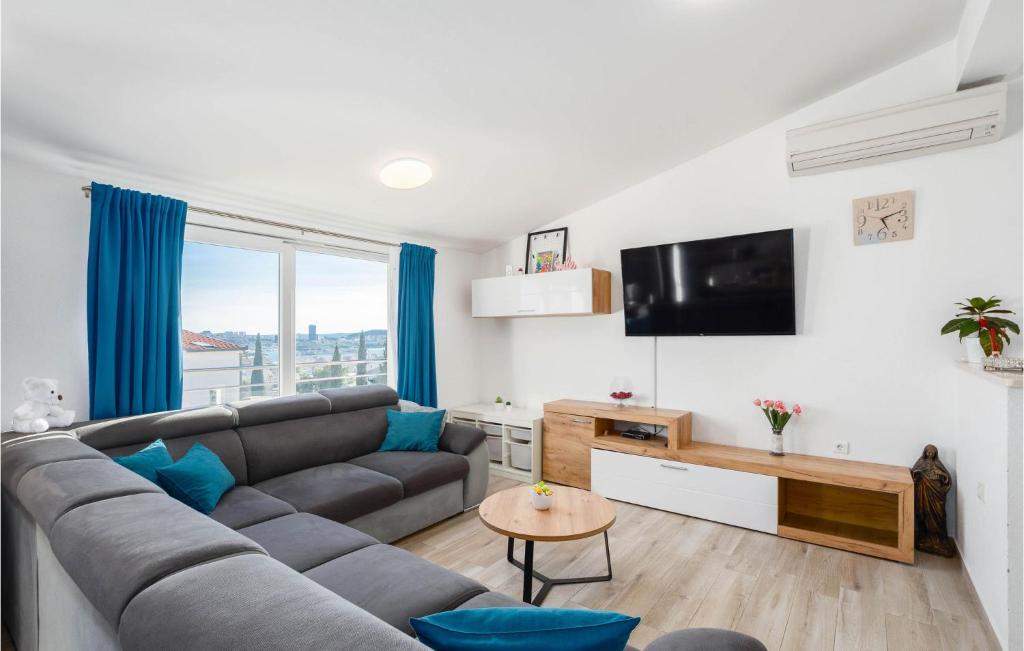 Televízia a/alebo spoločenská miestnosť v ubytovaní 3 Bedroom Beautiful Apartment In Solin