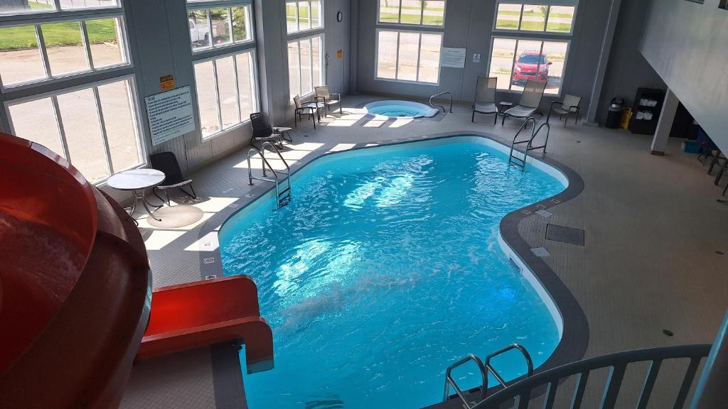 Bazén v ubytování Radisson Hotel & Suites Fort McMurray nebo v jeho okolí
