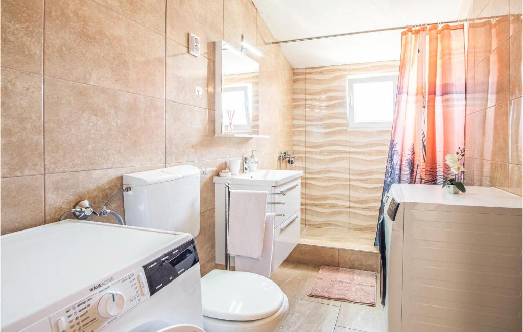 Kúpeľňa v ubytovaní 3 Bedroom Beautiful Apartment In Solin