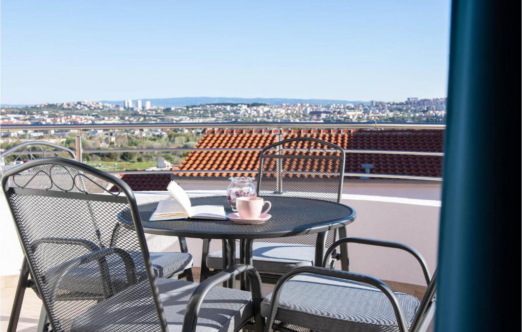 Balkón alebo terasa v ubytovaní 3 Bedroom Beautiful Apartment In Solin