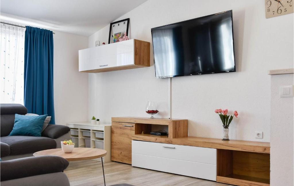 Televízia a/alebo spoločenská miestnosť v ubytovaní 3 Bedroom Beautiful Apartment In Solin