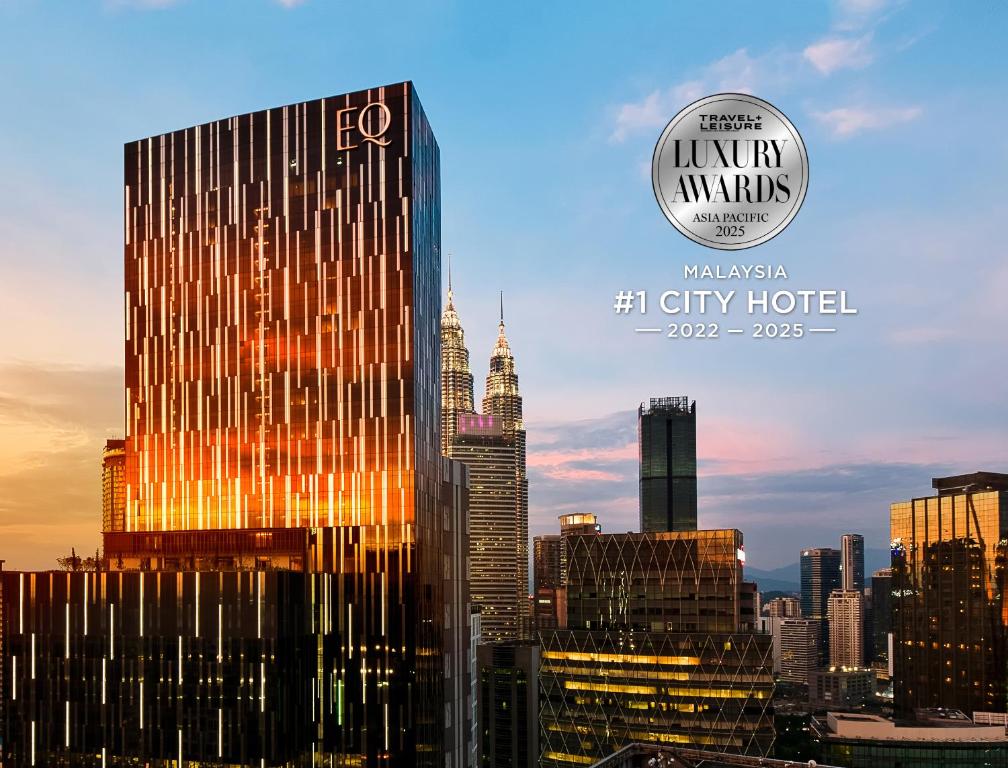 uma representação do horizonte da cidade com um edifício em EQ Kuala Lumpur em Kuala Lumpur