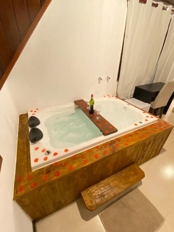 a jacuzzi tub in a living room with at Villaggio Farnese in Campos do Jordão