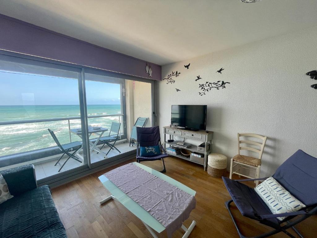 un salon avec vue sur l'océan dans l'établissement Studio avec balcon, WIFI, et parking proche plage - FR-1-92-616, à Les Sables-dʼOlonne