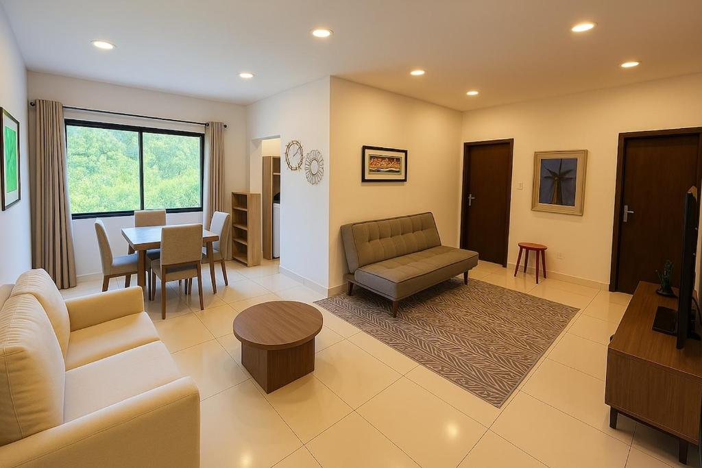 un salon avec un canapé et une table dans l'établissement Acogedor dpto Zona Shoppings, à Asuncion