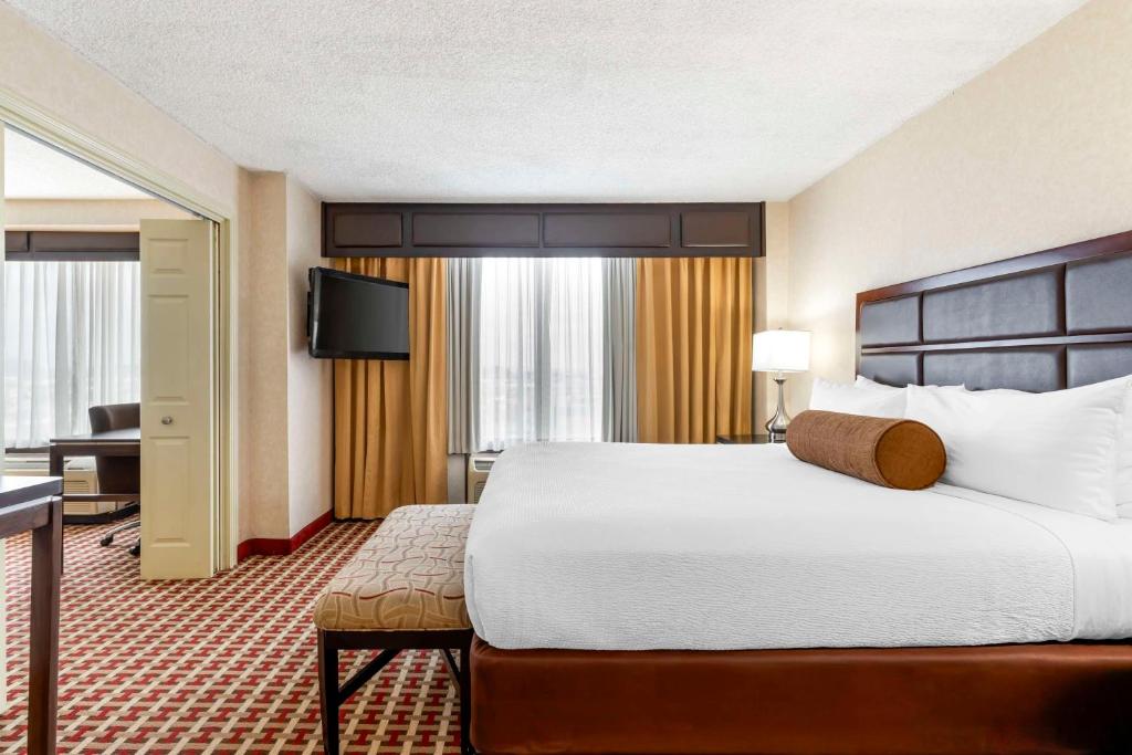 a hotel room with a large bed and a desk at Best Western Plus Grosvenor Airport Hotel in South San Francisco