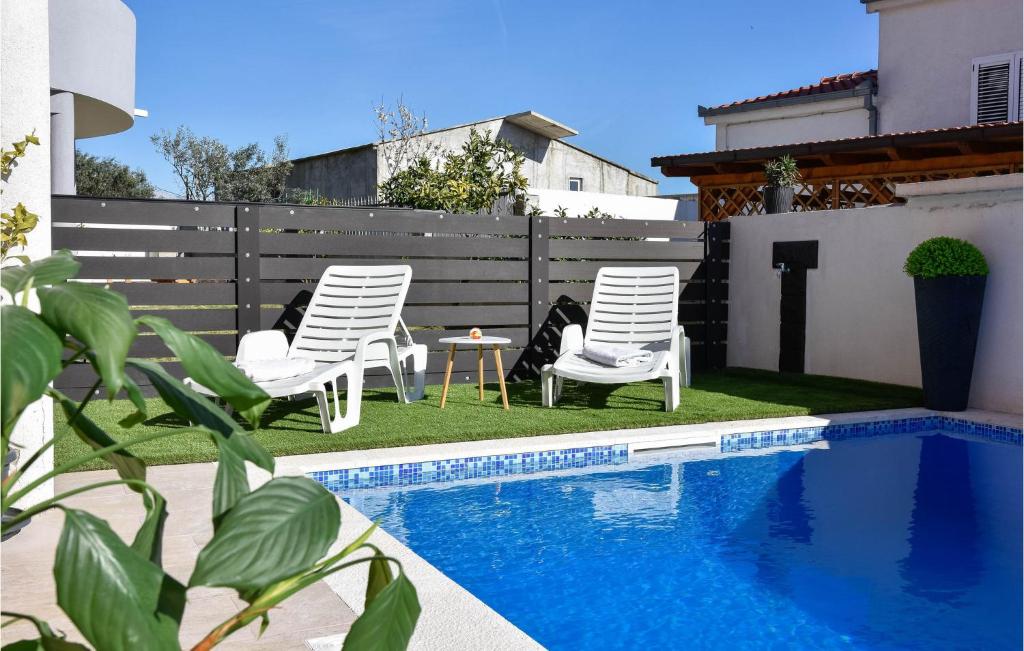 Bazén v ubytovaní 3 Bedroom Beautiful Apartment In Solin alebo v jeho blízkosti