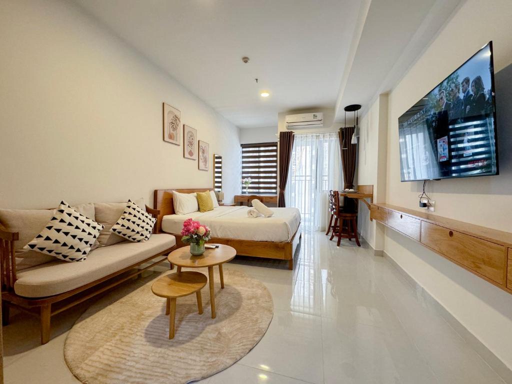 Гостиная зона в SOHO Residence & Hotel, Apartment with King Bed, walk to Bui Vien