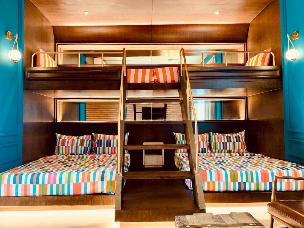 - 2 lits superposés dans un dortoir avec une échelle dans l'établissement Hôtel Miami, Bangkok, à Bangkok