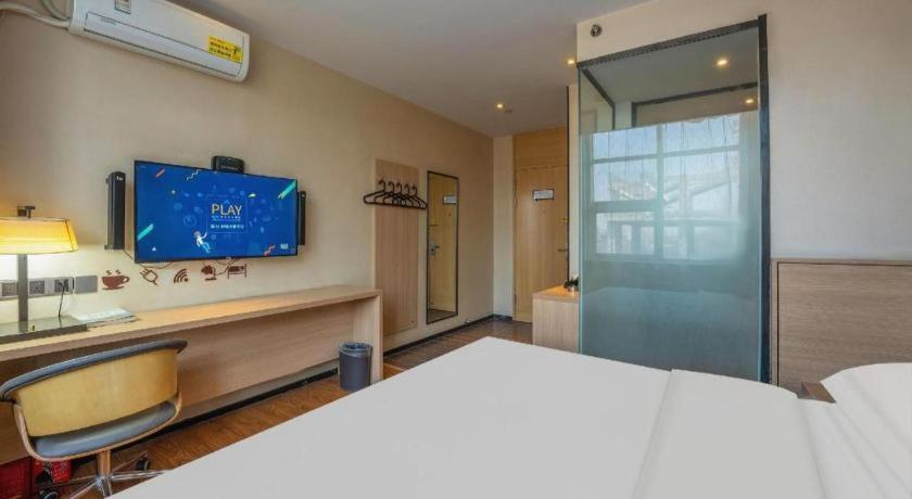 Postel nebo postele na pokoji v ubytování IU Hotels Xinzhou Bus Terminal