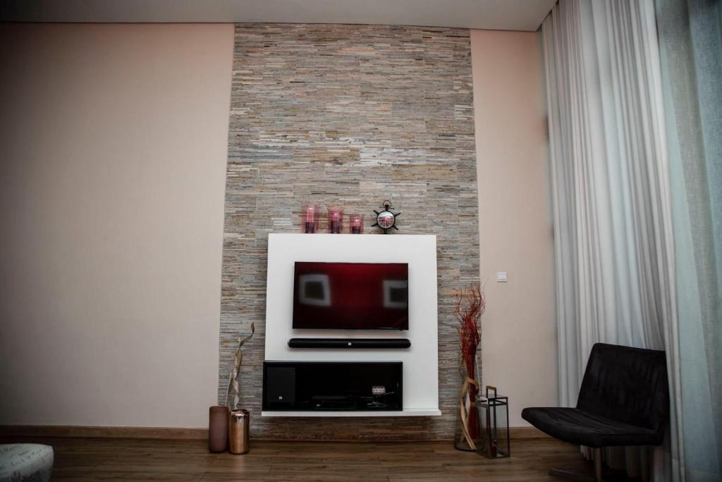 TV a/nebo společenská místnost v ubytování Kalundu apartment near east park