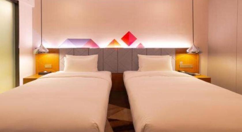 Cama o camas de una habitación en Borrman Hotel Zhanjiang Xuwen Port Terminal