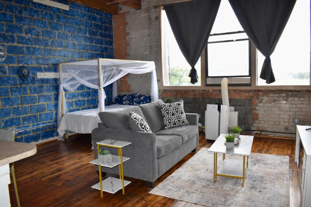 Un lugar para sentarse en Industrial Loft Near Downtown Detroit