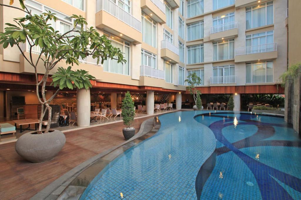 Bazén v ubytování Bedrock Hotel Kuta nebo v jeho okolí