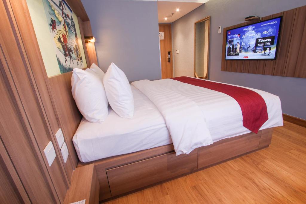 Postel nebo postele na pokoji v ubytování Kuretakeso Kemang Hotel
