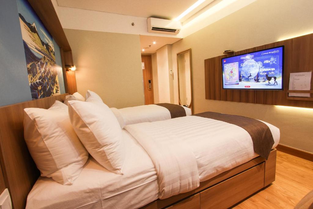 TV a/nebo společenská místnost v ubytování Kuretakeso Kemang Hotel