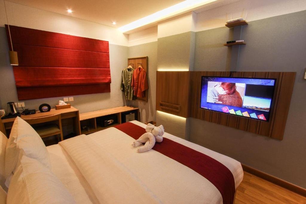 TV a/nebo společenská místnost v ubytování Kuretakeso Kemang Hotel