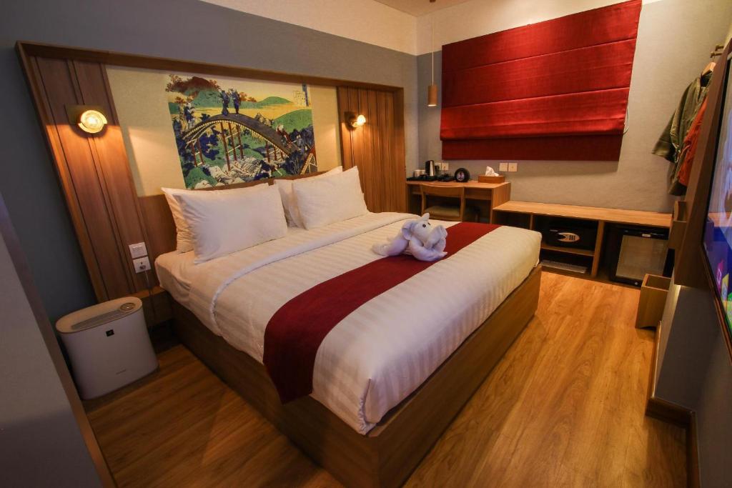 Postel nebo postele na pokoji v ubytování Kuretakeso Kemang Hotel