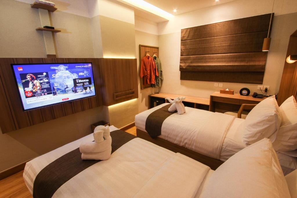 TV a/nebo společenská místnost v ubytování Kuretakeso Kemang Hotel