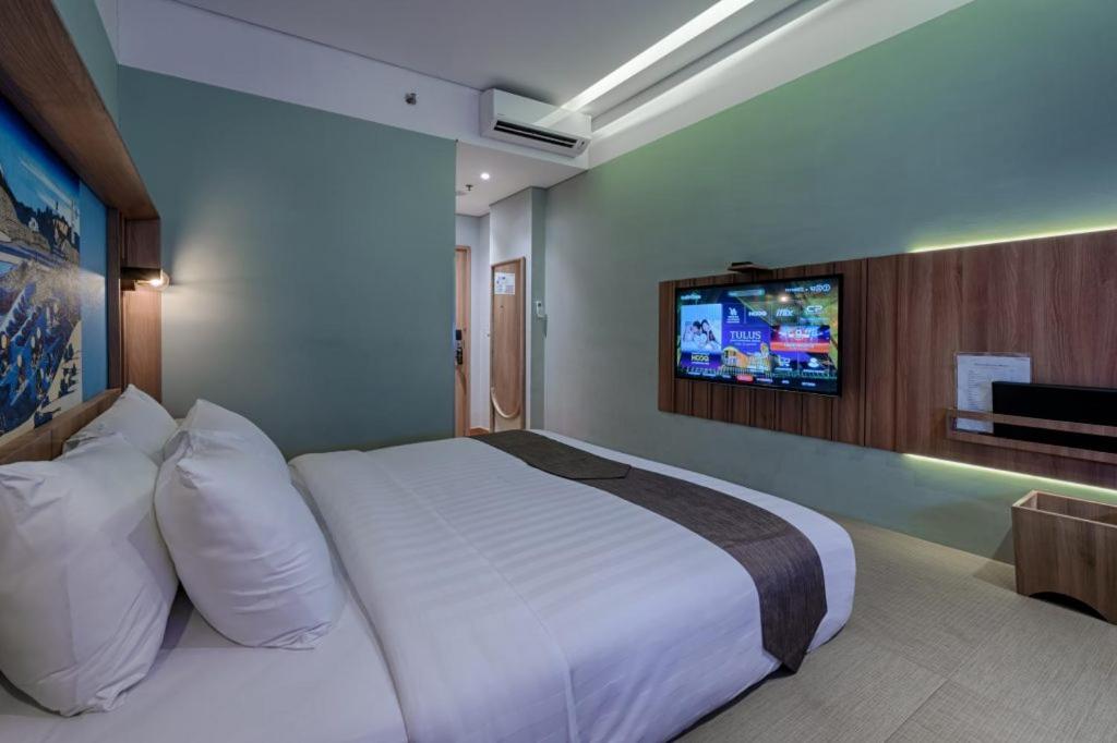 TV a/nebo společenská místnost v ubytování Kuretakeso Kemang Hotel