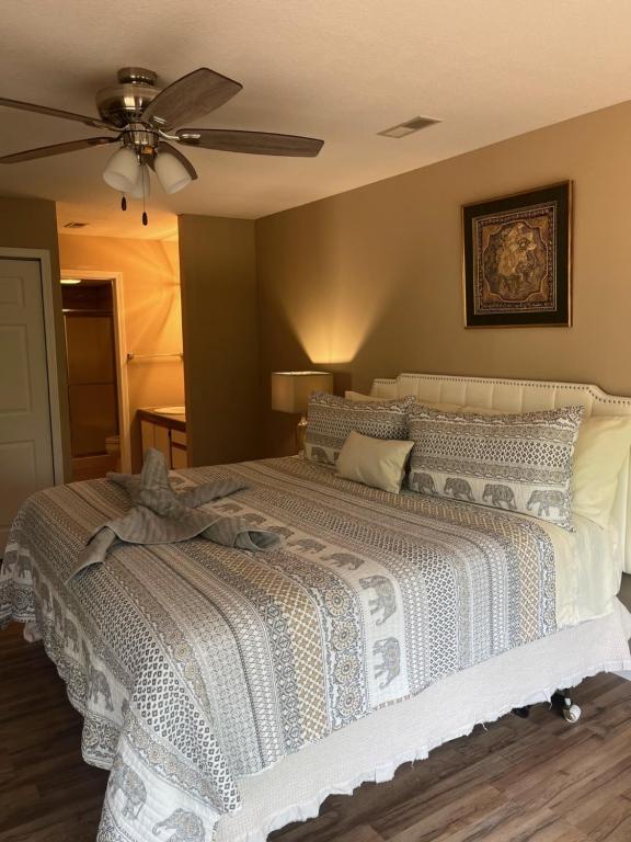 Postel nebo postele na pokoji v ubytování Lake Ozark at Regalia Resort Spacious 3 Bedroom Condo