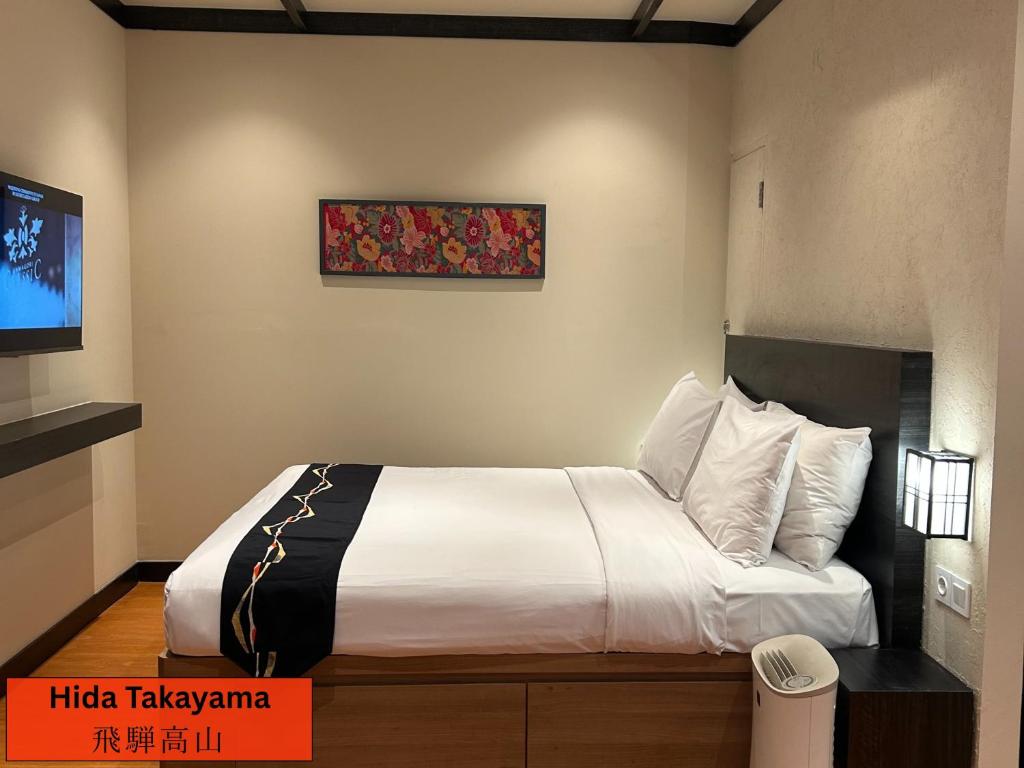 Postel nebo postele na pokoji v ubytování Kuretakeso Kemang Hotel