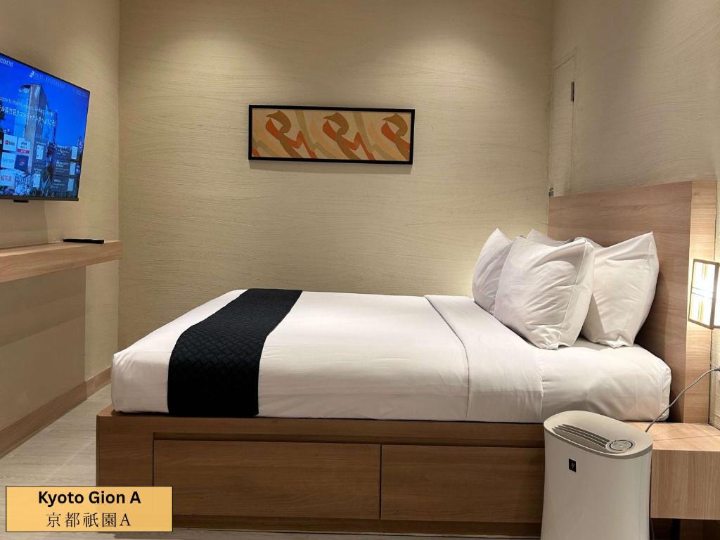 Postel nebo postele na pokoji v ubytování Kuretakeso Kemang Hotel