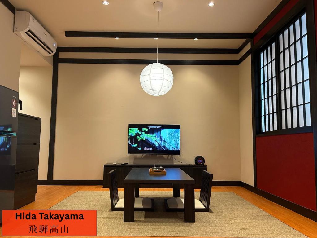 TV a/nebo společenská místnost v ubytování Kuretakeso Kemang Hotel