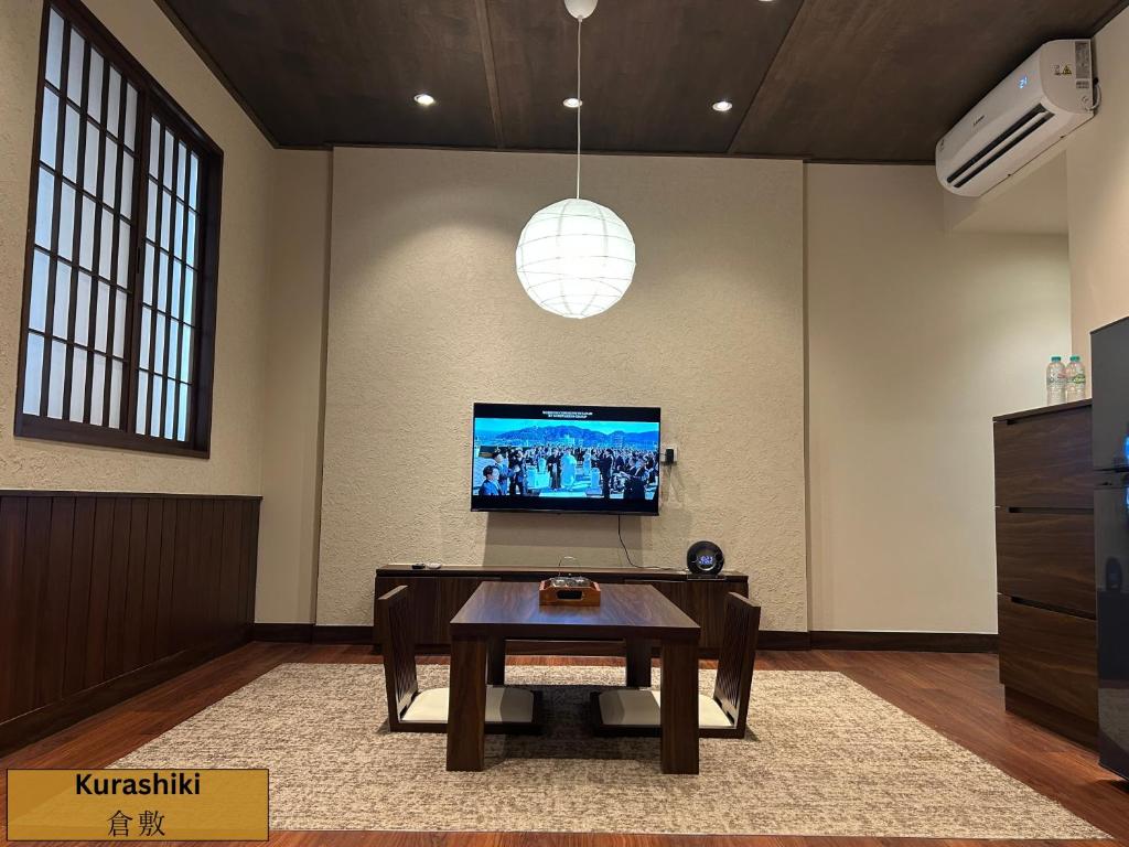 TV a/nebo společenská místnost v ubytování Kuretakeso Kemang Hotel